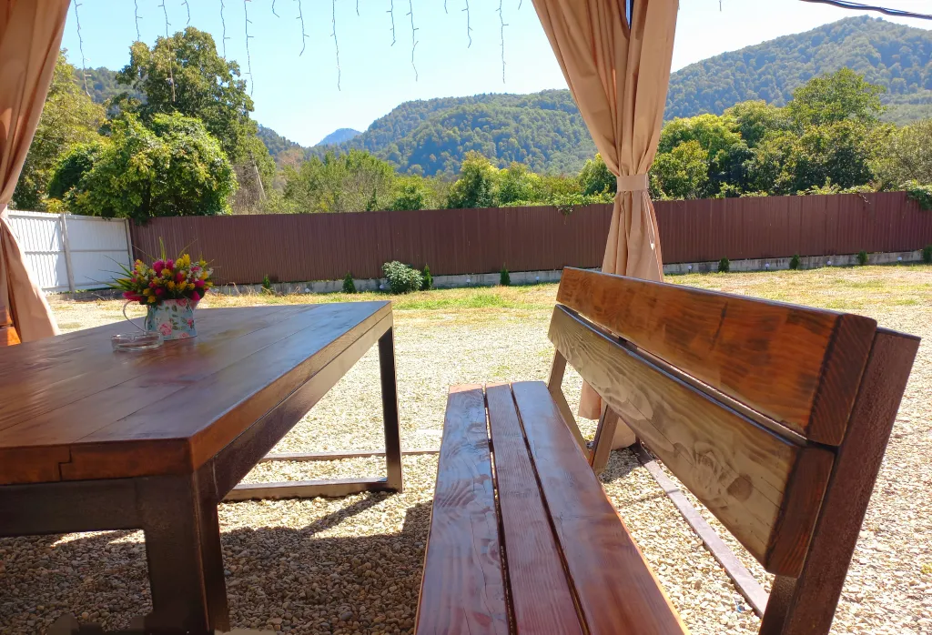 Гуамкаюг. Дом с купелью и видом на горы