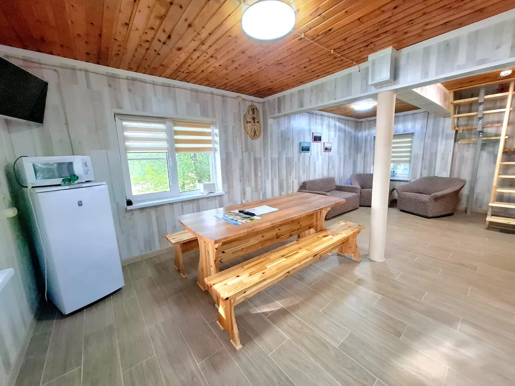 Уютный, комфортный для проживания на берегу озера, в зелени и тишине