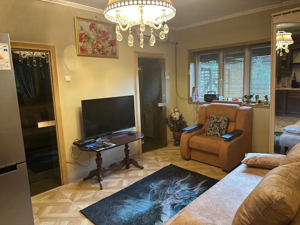 Уютный домик рядом с садом, хвойными деревьями, рядом с тц