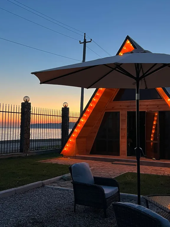 Атмосферные дома a-frame на берегу моря