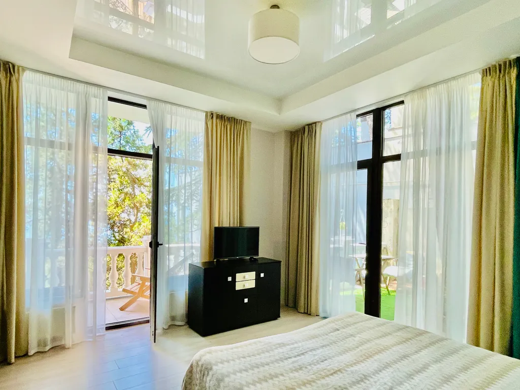 Апартаменты с террасой в тени вековых кедров с видом на море