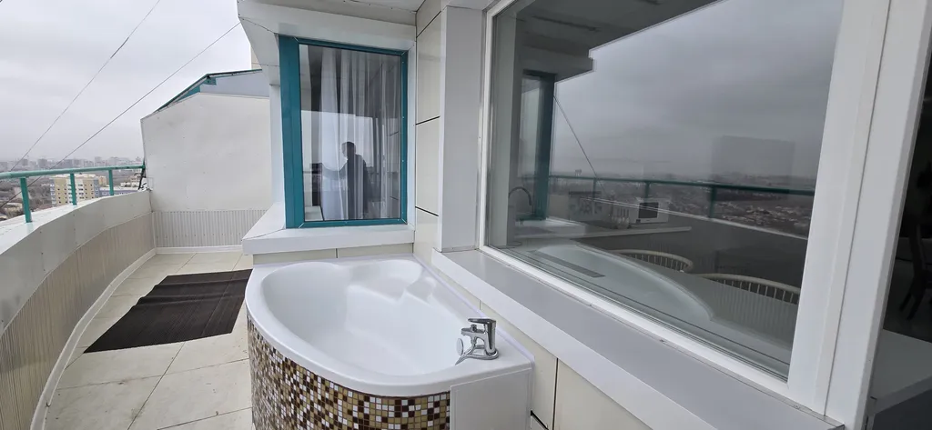 Шикарные апартаменты с видом на город и ванной на балконе