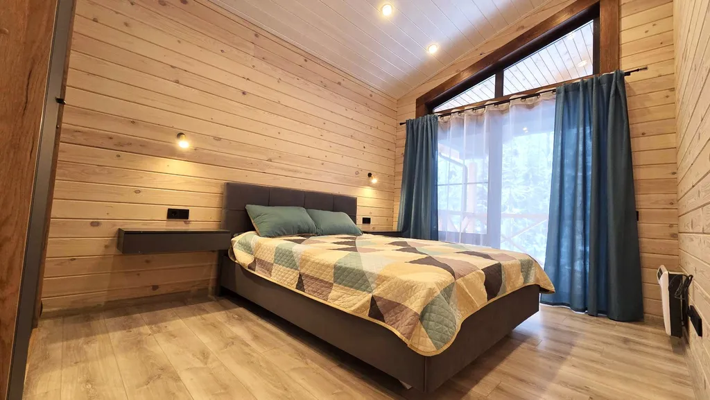 Дом у озера в лесу