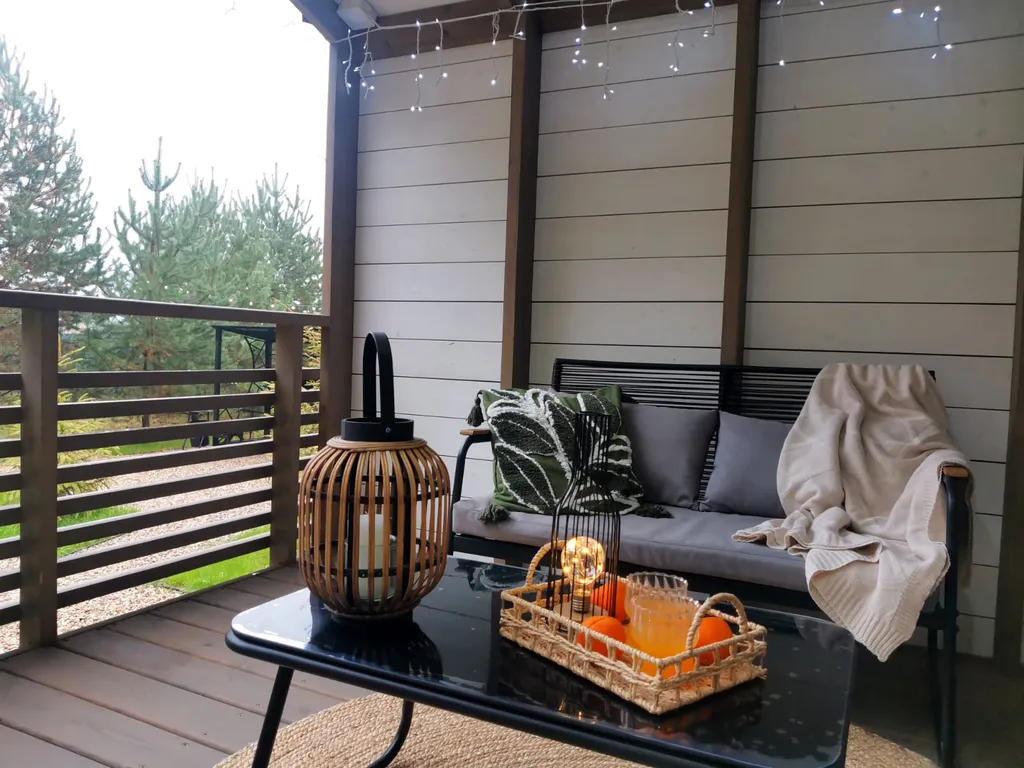 Панорамный дом в окружении леса на берегу водохранилища