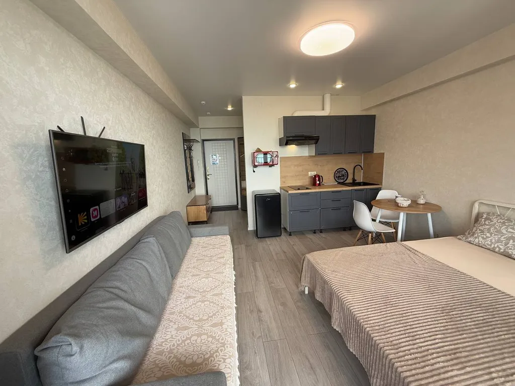 Ретро студия с панорамными окнами с видом на море, бассейн