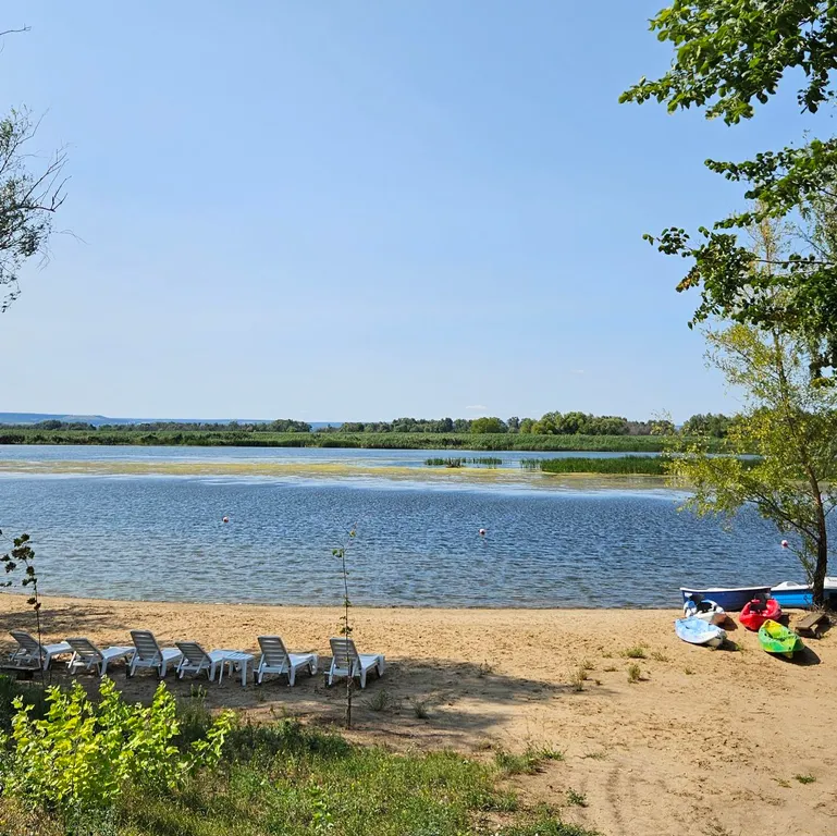 Уютный дом на берегу реки