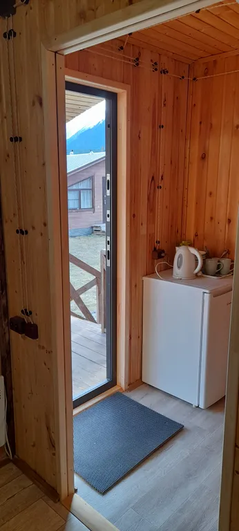 Домик с терассой и красивым видом на горы