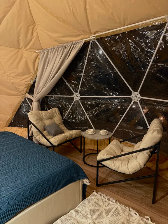 Купольный домик в окружении леса