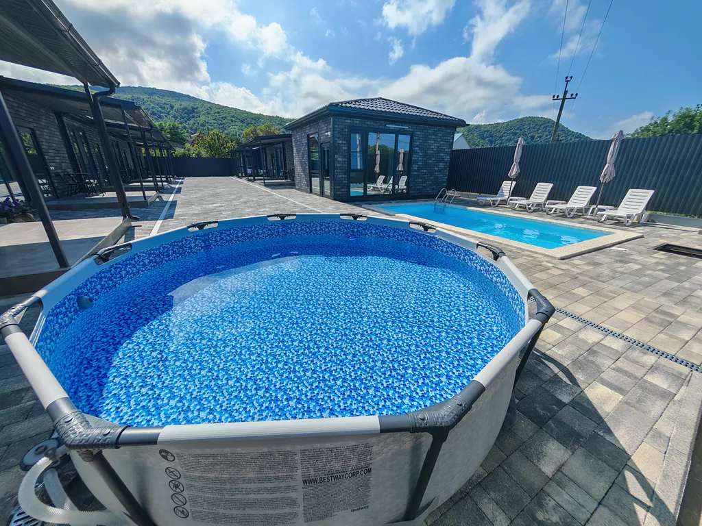 Уютный домик с бассейном среди гор недалеко от моря