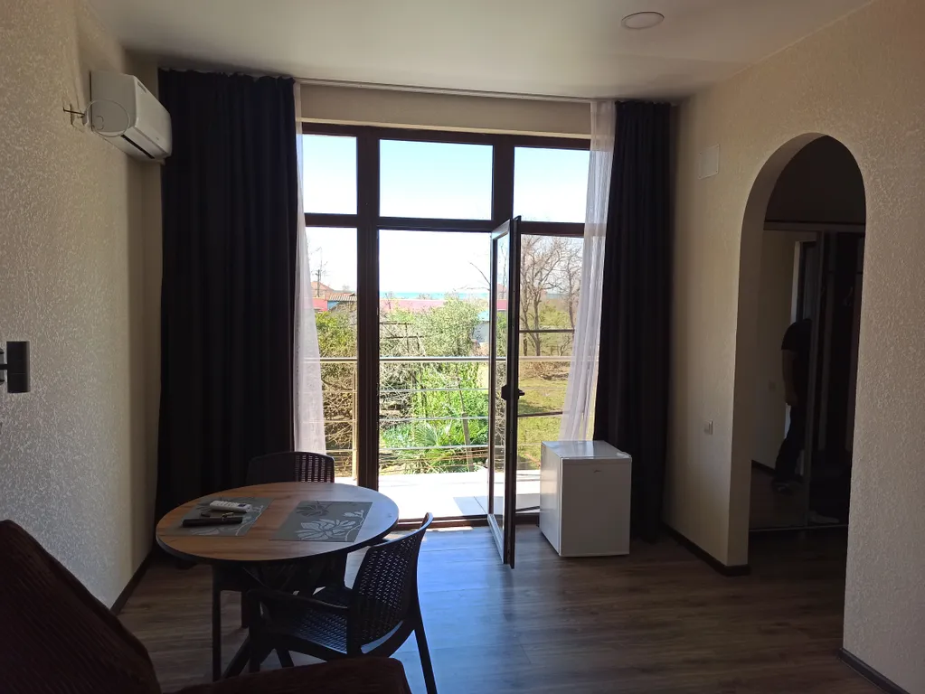 Двухкомнатный люкс с двумя балконами с видом на море и горы.