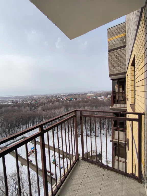 Видовая, с террасой, однокомнатная квартира возле РКБ