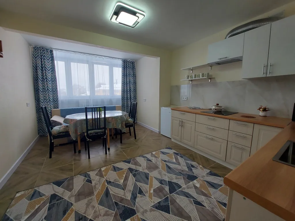 Благоустроенная двухкомнатная квартира рядом с монастырем