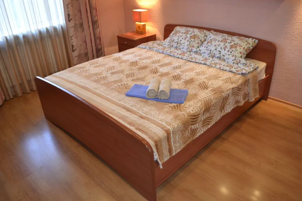 Студийного плана двухкомнатная квартира в доме над рестораном Тундра — аренда посуточно в Мурманск