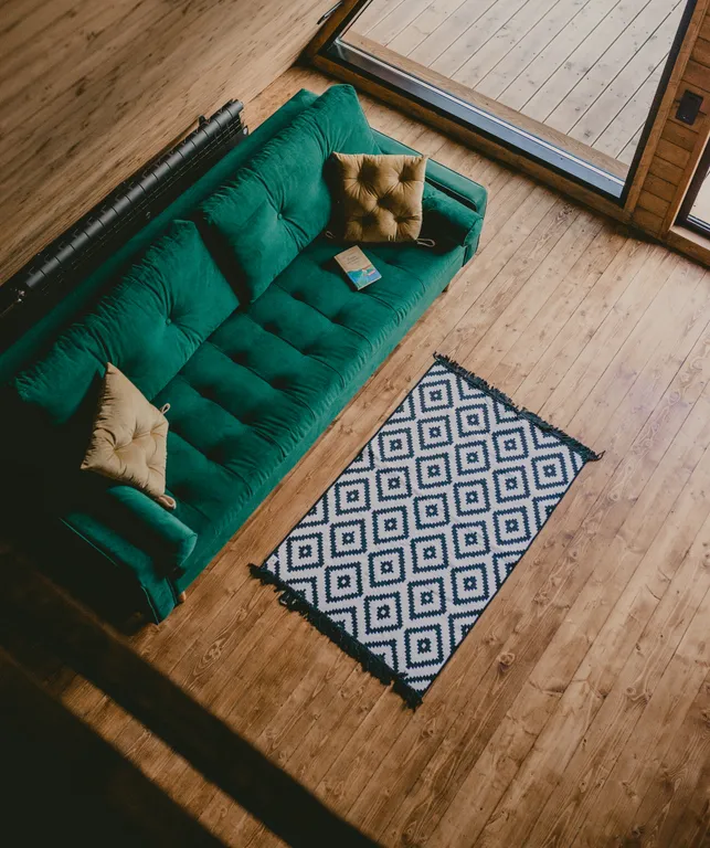 Уютный панорамный треугольный дом A-frame с видом и окружением леса