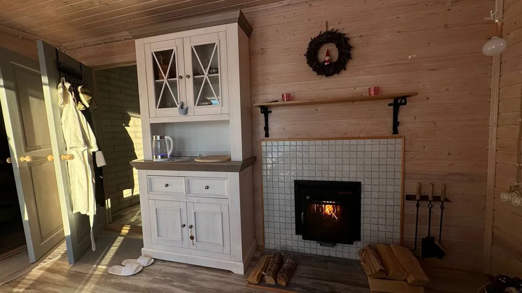 Светлый дом у озера c баней