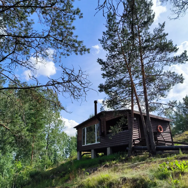 Дом на скале с панорамным видом на озеро