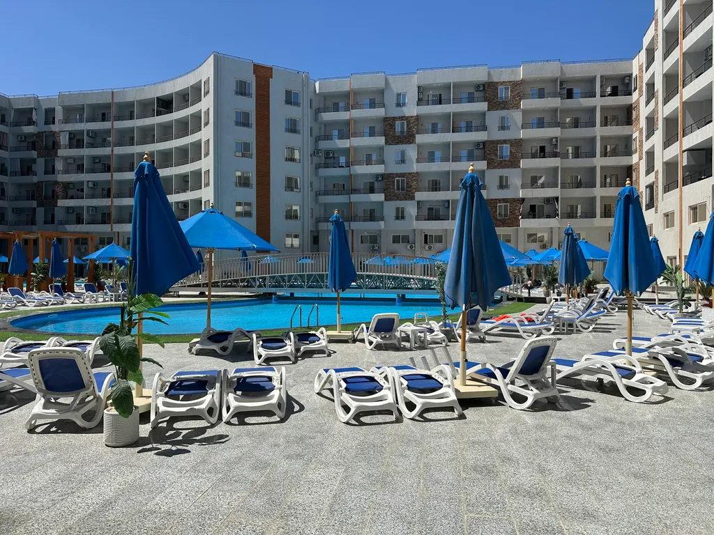 Апартаменты с личным пляжем и бассейном