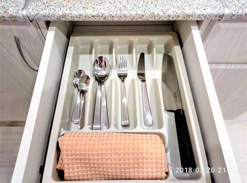 Уютная студия Мегаполис с большими окнами и плотными шторами