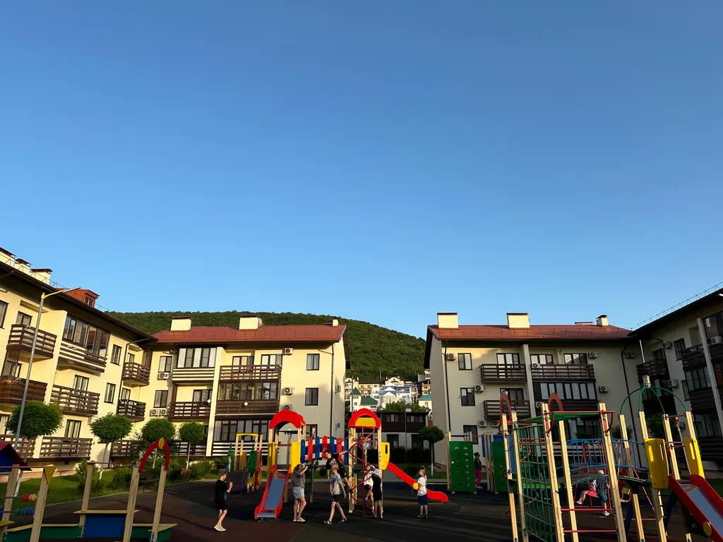 Апартаменты с видом на детскую площадку ЖК Резиденция Утриш