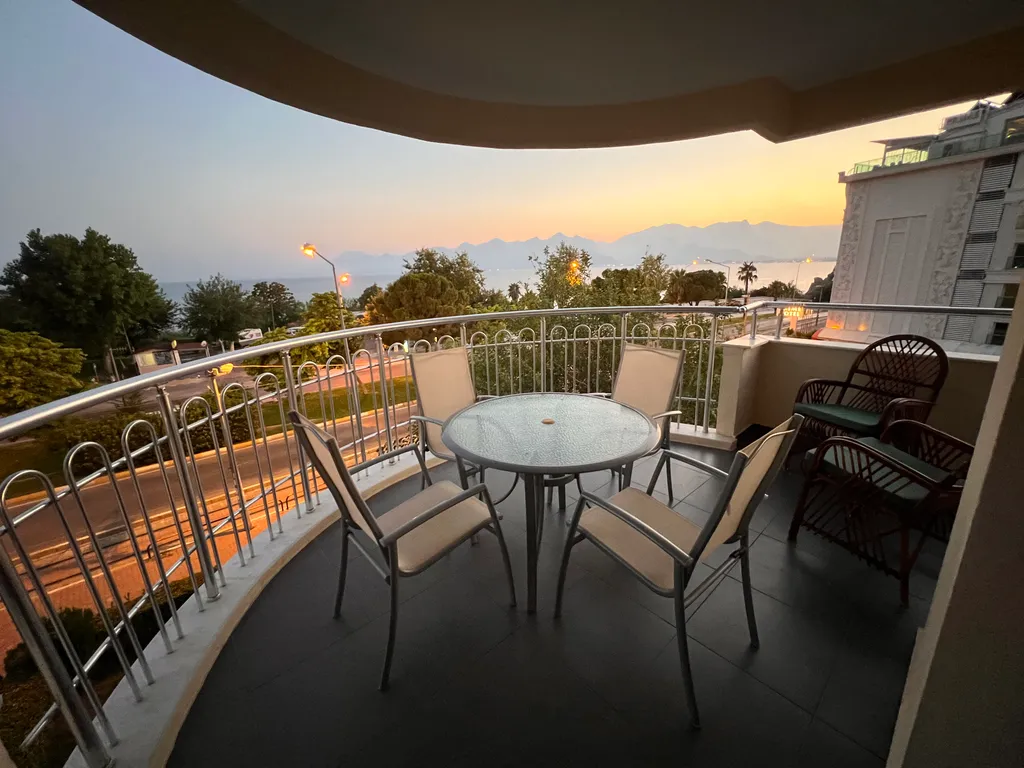 Spacious luxury waterfront flat