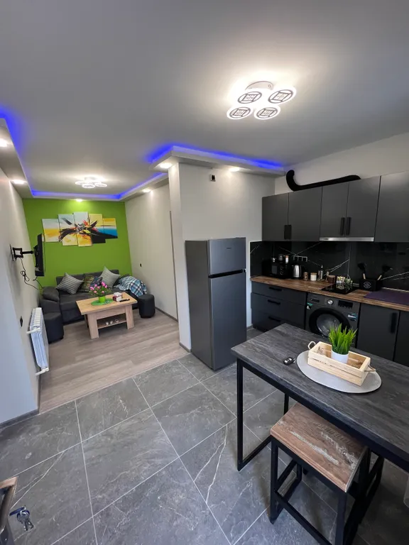 Sweet Yellow Apartment Self Check In