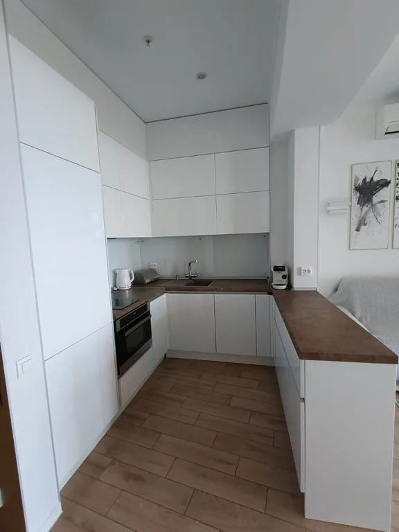 Светлая студия с видом на море