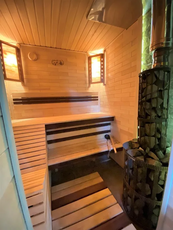 Современный коттедж в 12 км от Минска с плавательным озером, баней