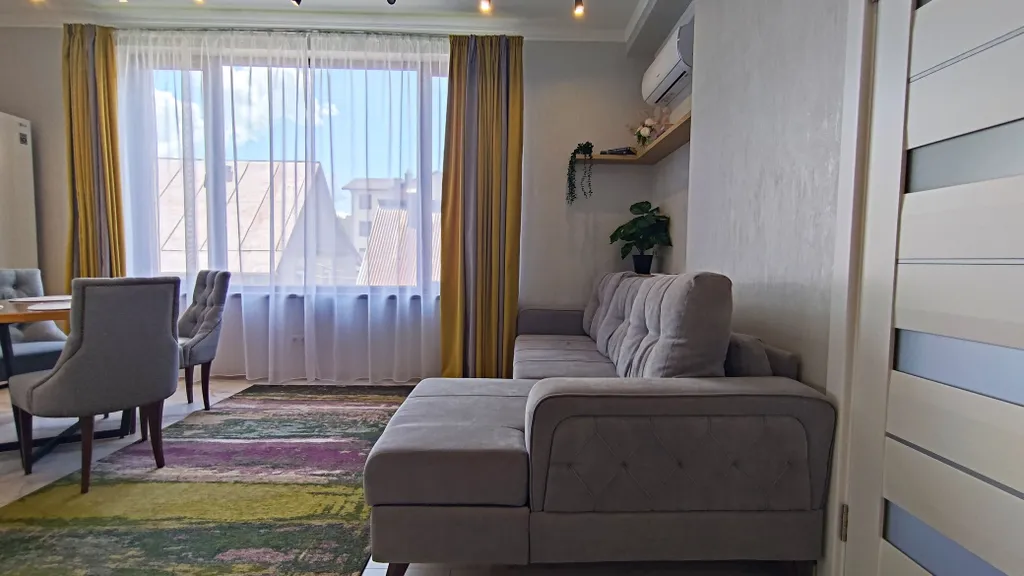 Красивый и современный апартамент со спальней