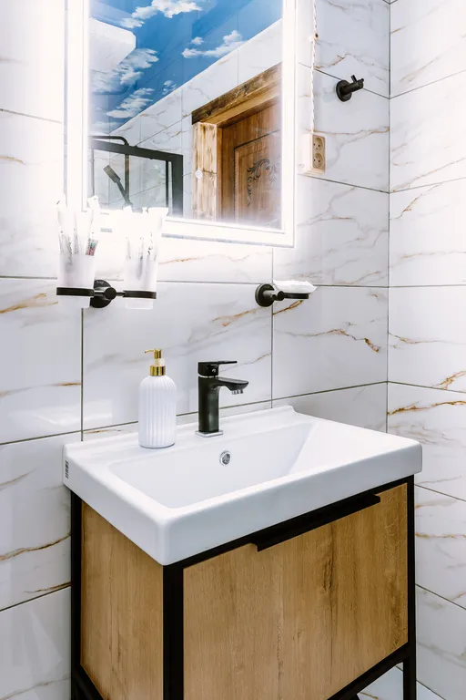 Коттедж с бассейном в лесу