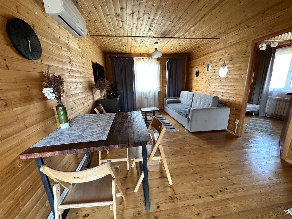 Деревянный коттедж с видом на озеро