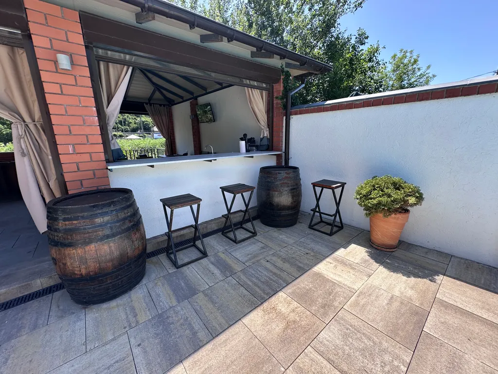 С бассейном на пляже