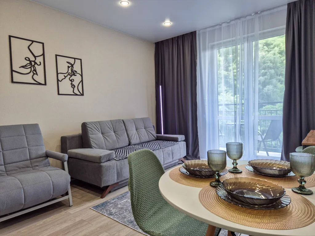 Студия с видом на лес и горы