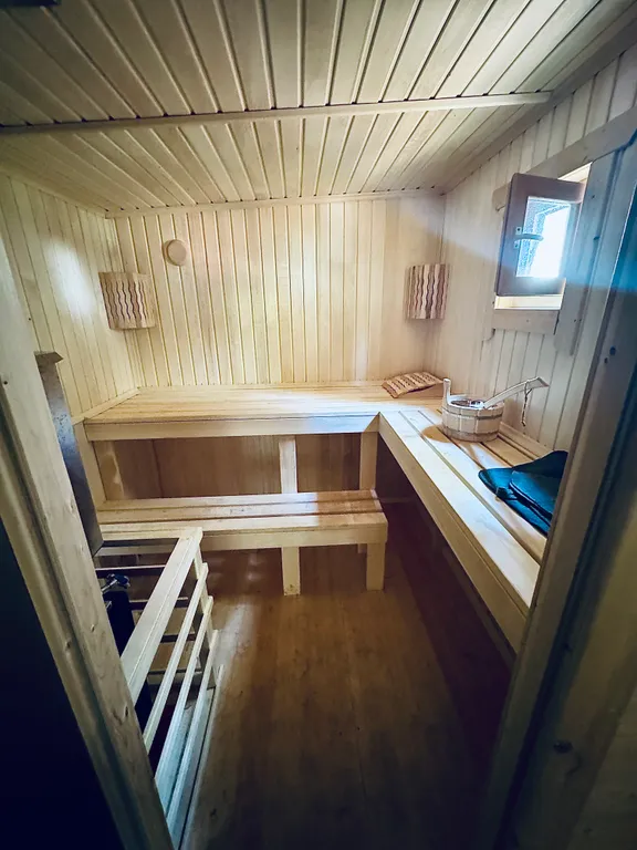 Дом A-frame с баней и джакузи под открытым небом в сосновом лесу