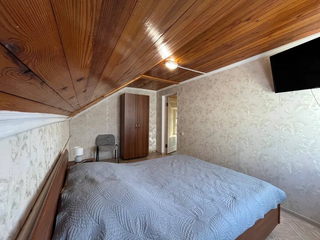 Двухэтажный дом с бассейном