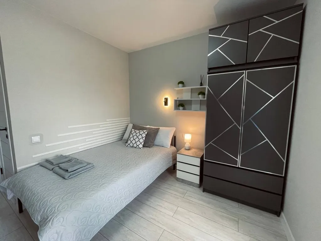 Добродей/Apart