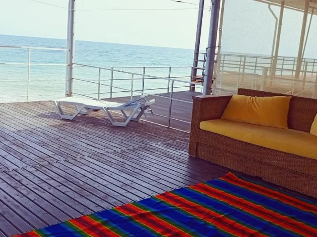 Эллинг нa беpeгу моpя