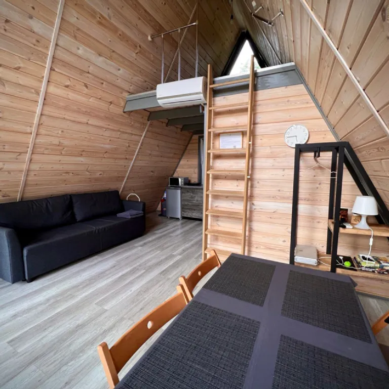 Коттедж Треугольный коттедж на берегу реки Лава — Ручьи