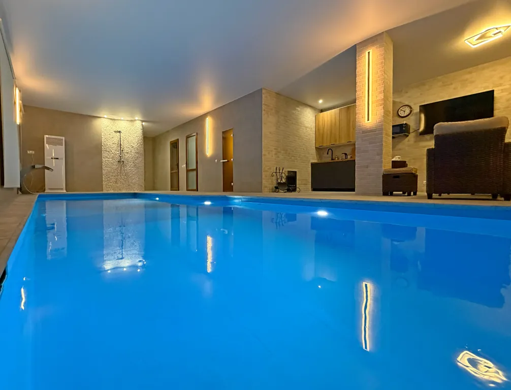 Коттедж Дом с бассейном и 6 спальнями — аренда посуточно в Бисерово