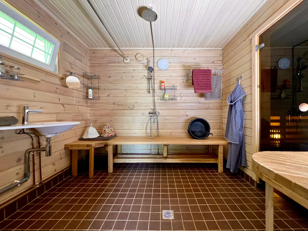 Маленький дом на берегу озера