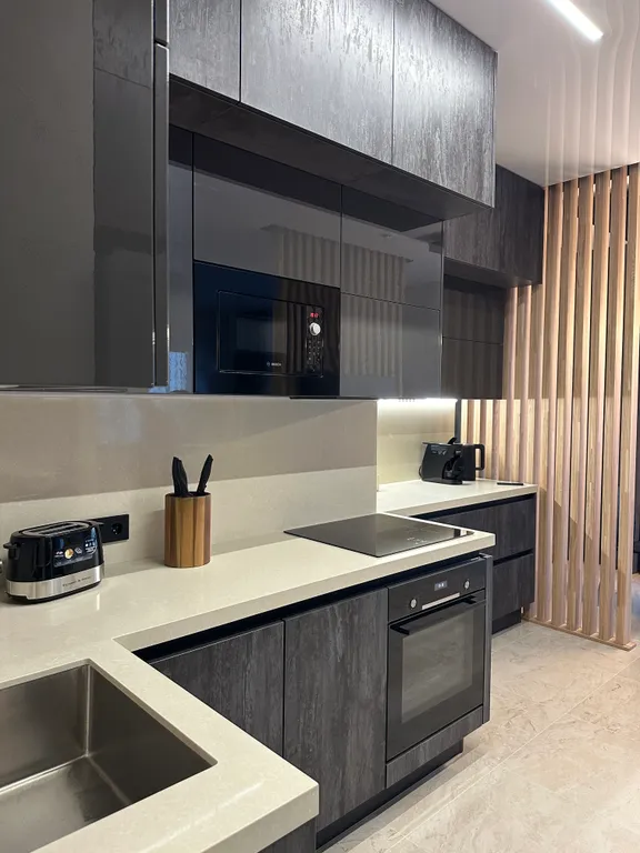 Уютная квартира в центре города на высоком этаже с видом на море