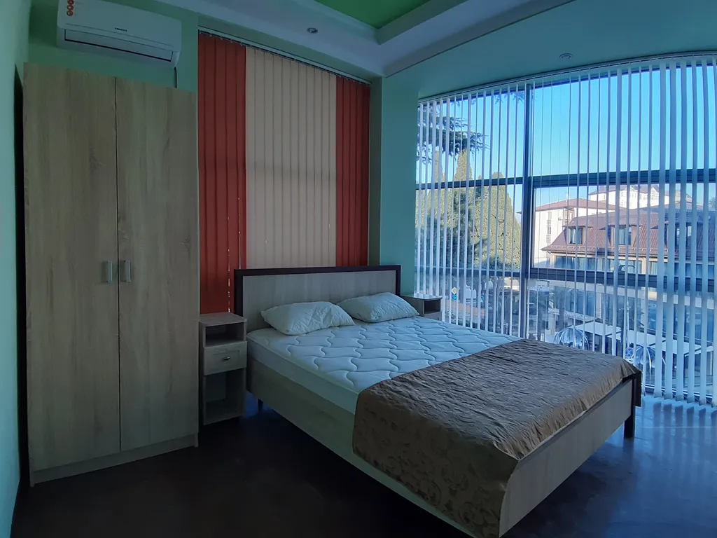 Трехкомнатная с балконом