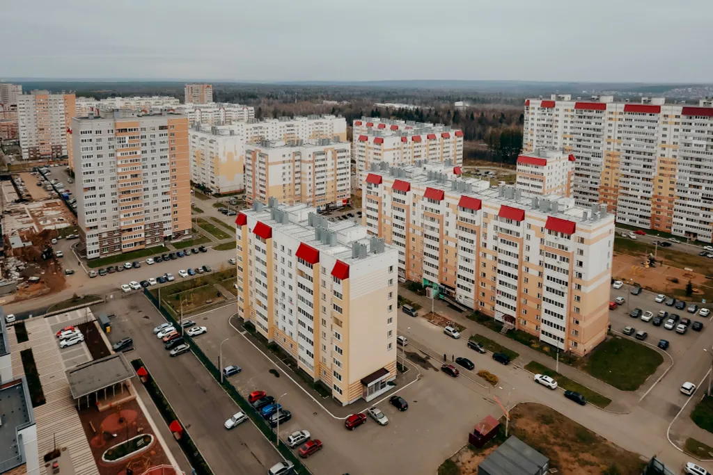 Пpоcторнaя кваpтира c бaлкoнoм и кpасивым видом на город