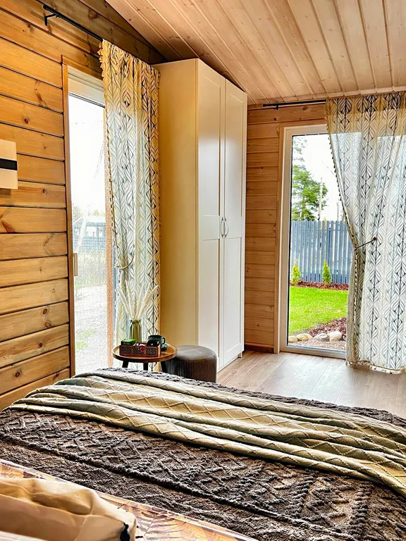 Уютный домик Karhumökki в окружении соснового леса и озер, у Игоры