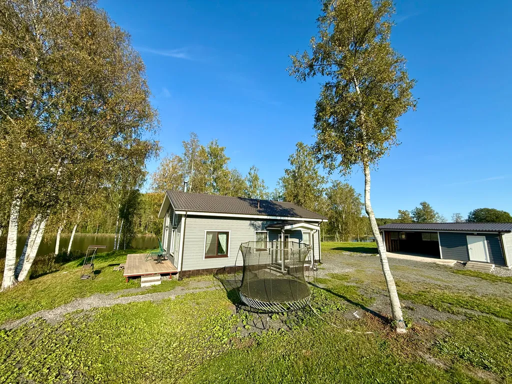 Домик с озером