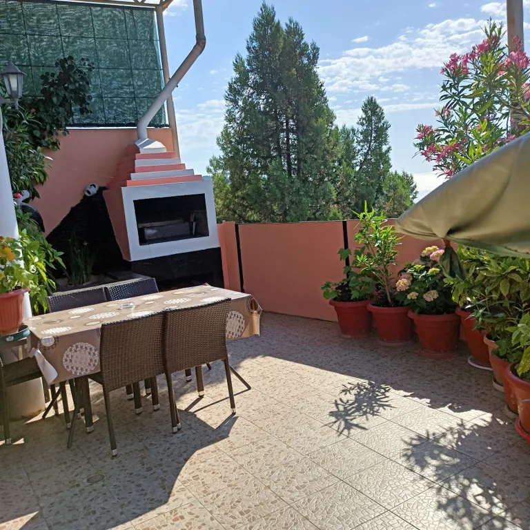 Уютный домик с видом на море и горы