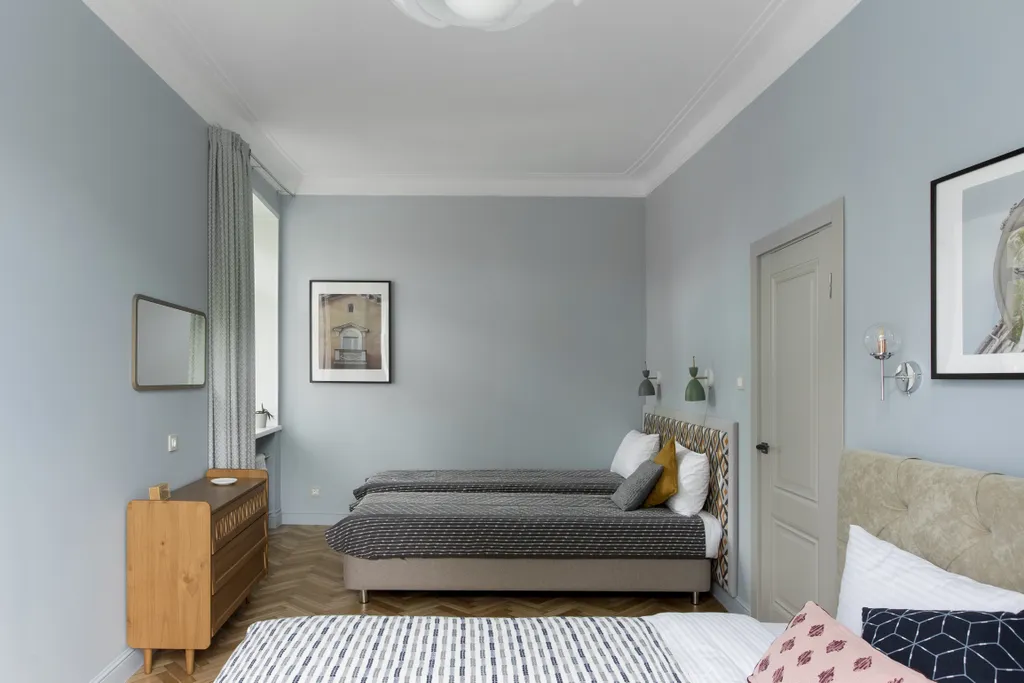 Яркая сталинка с балконом и видом на бульвар