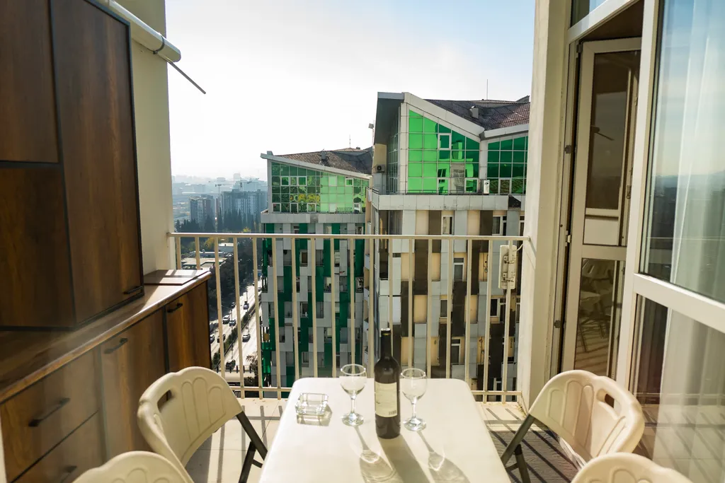 Уютная квартира с большим балконом и видом на город