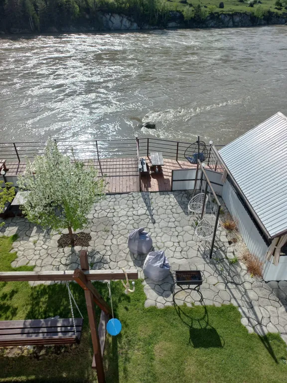 Коттедж Комплекс с видом на реку в центре Чемала — аренда посуточно в Чемал