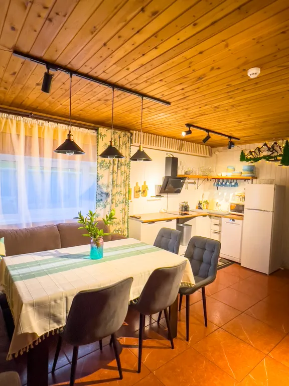 Двухэтажный дом+деревенская баня на дровах