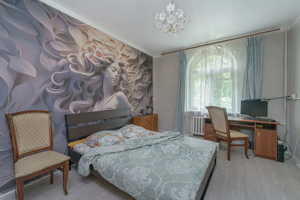 Большая комната с персональным компьютером